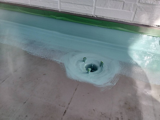 ウレタン塗膜防水工事の排水ドレンや立ち上がりへのハケ塗り