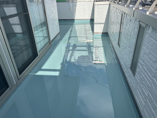 ウレタン塗膜防水工事で2層目の防水材塗布が完了