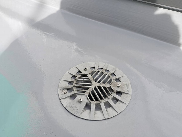 ベランダウレタン塗膜防水工事の排水口周辺へのトップコート塗り状況
