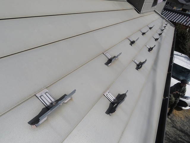 住宅の無料点検で金属屋根の塗膜剥がれを確認