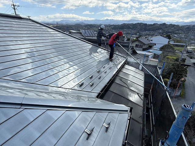 金属屋根塗装工事の塗装工程前に行った高圧洗浄