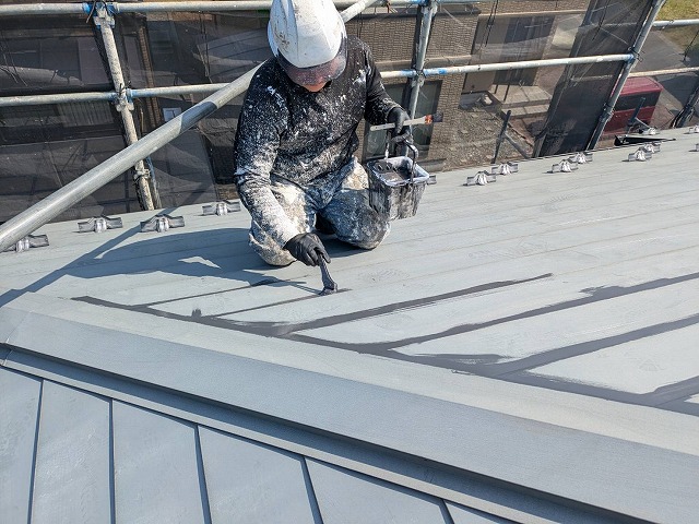 金属屋根塗装工事の屋根材の重なり部分へのダメ込み