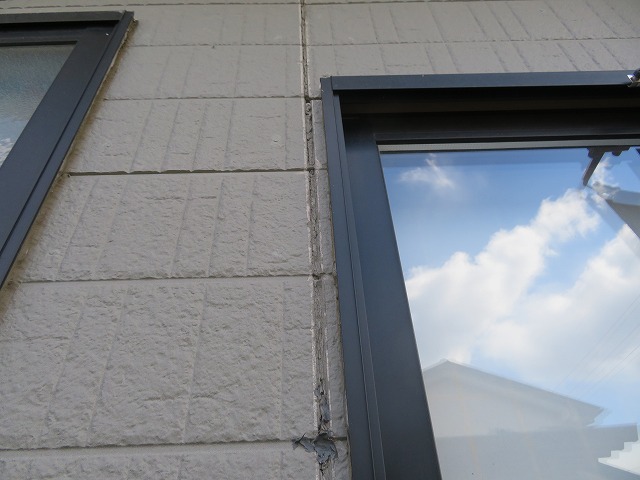 住宅の外壁調査でコーキングのひび割れを確認