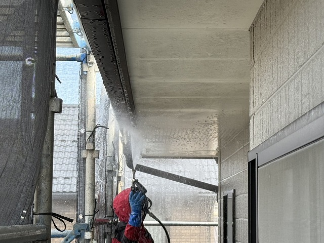 外壁塗装工事の軒天や雨樋に対する高圧洗浄