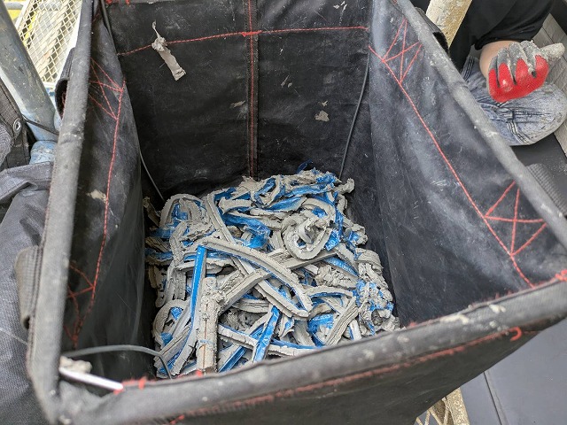 コーキング打ち替え工事で除去した既存のコーキング