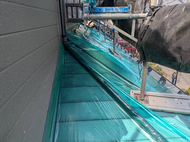 住宅外壁塗装工事の下屋根への養生