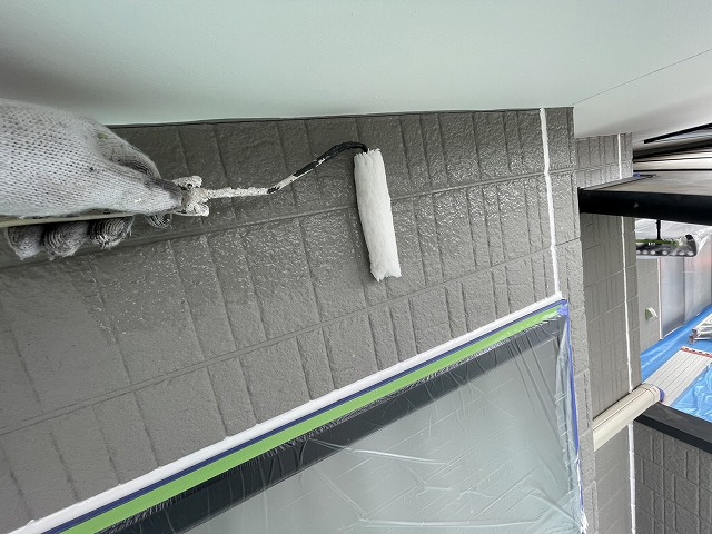 サイディング外壁塗装工事のシーラー下塗り