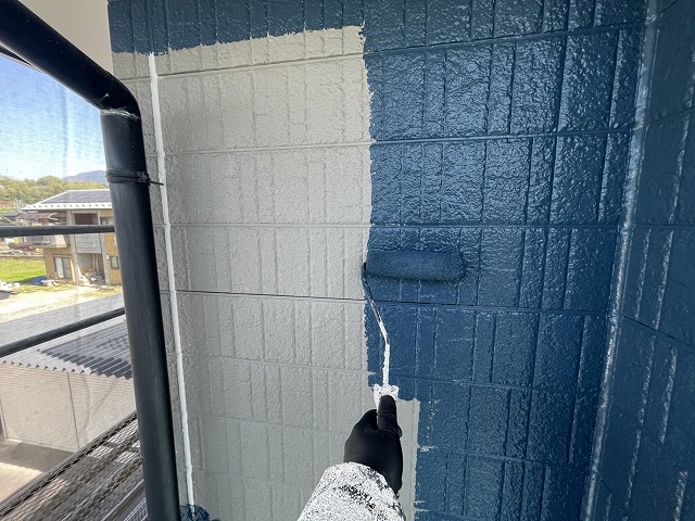 サイディング外壁塗装工事のローラー中塗り