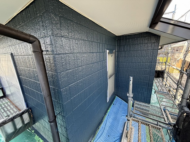 サイディング外壁塗装工事の2階部分への上塗りが完了