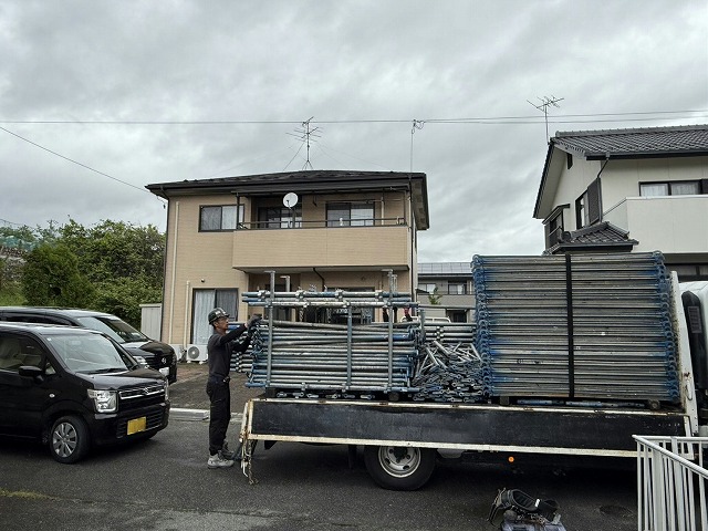 金属屋根塗装工事の足場組み立てで使用する部材の荷降ろし