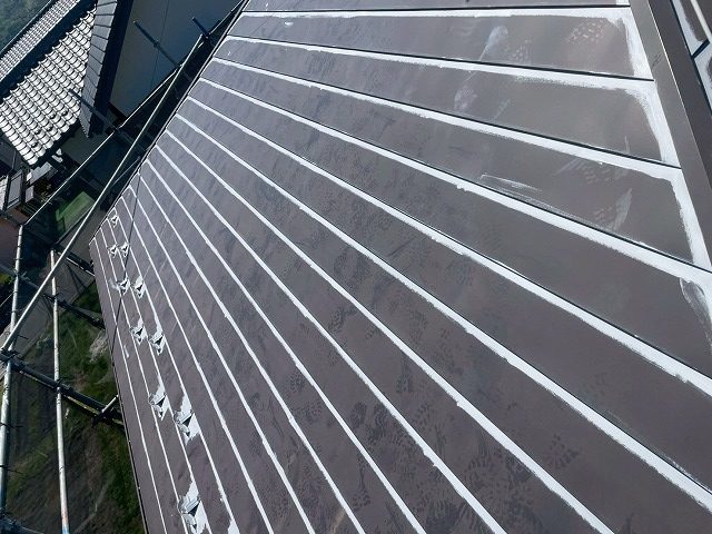 金属屋根塗装工事の「サーモテックメタルプライマー」を用いた下塗りダメ込み