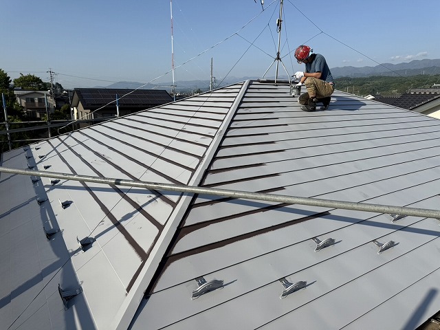 「スーパーシャネツサーモF」を用いた金属屋根塗装の中塗りダメ込み