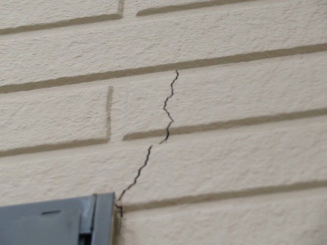 現場調査で確認したサイディング外壁のひび割れ