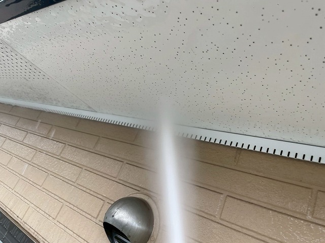 外壁塗装工事で軒天のカビなどを高圧洗浄で洗い落している様子