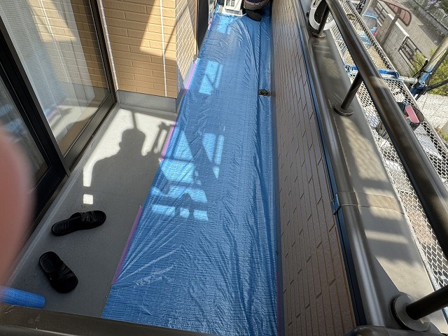 外壁塗装工事塗装工程前のバルコニー床へのブルーシート養生