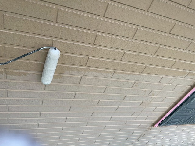 サイディング外壁塗装工事の外壁用エポキシ系下塗り塗料を用いた下塗りの様子