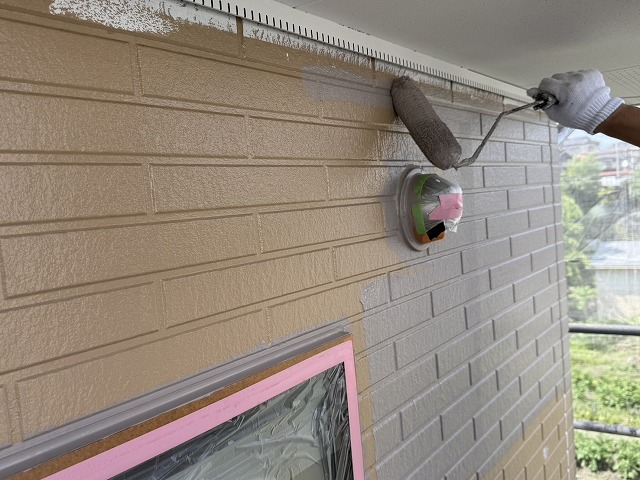 サイディング外壁塗装工事の外壁用無機フッ素塗料を用いた中塗り施工