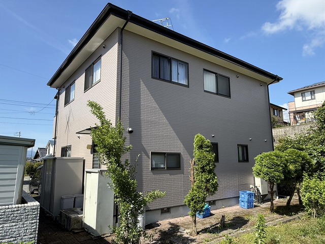 超低汚染塗料を用いたサイディング外壁塗装工事が完成した住宅の外観