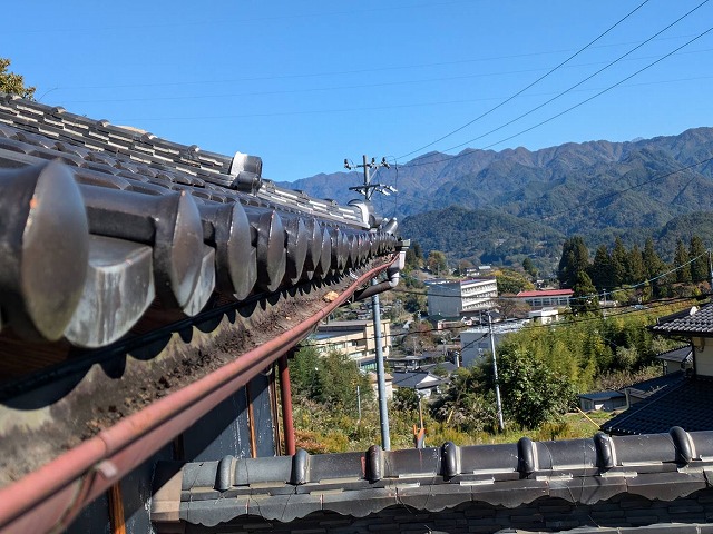 無料点検で雨樋の大きな歪みを確認