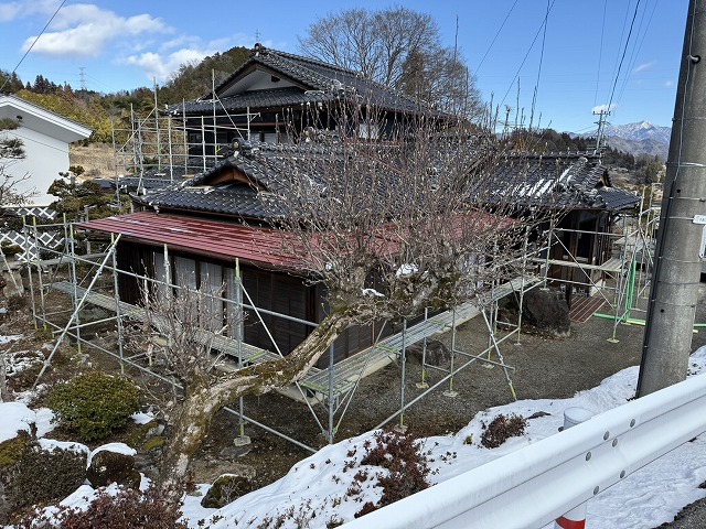 雨樋交換工事のための足場の設置が完了