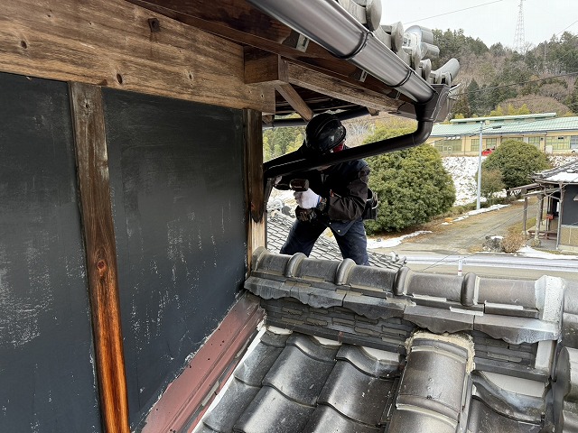 雨樋交換工事で軒樋からエルボなどを使って竪樋と接続している状況
