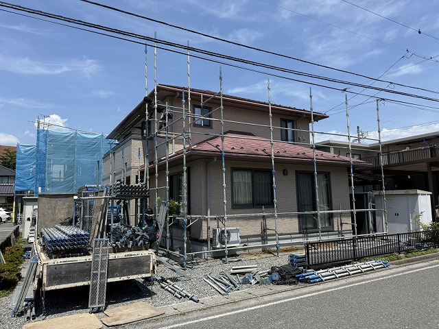 屋根カバー工事の安全を確保するための足場設置
