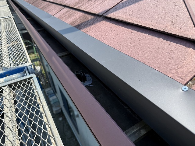 屋根カバー工事の軒先水切り取り付け状況