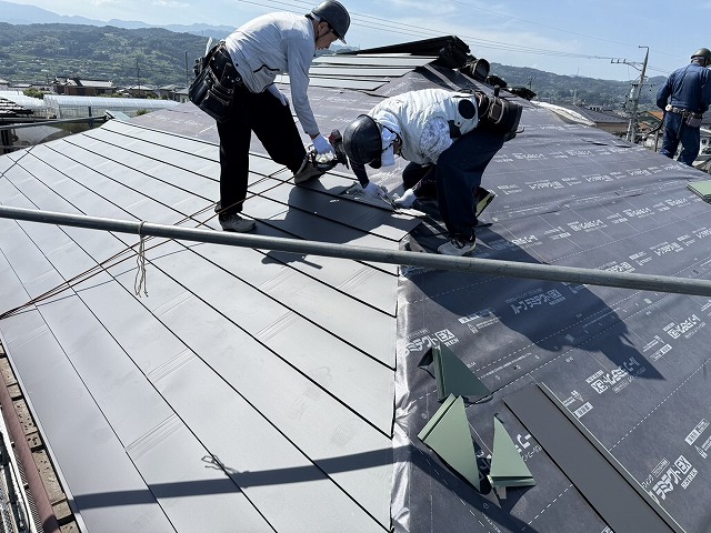 カバー工法による改修工事のSGL鋼板屋根の張り施工