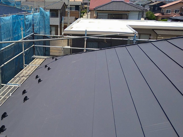 屋根カバー工法による改修工事のSGL鋼板屋根張り完了状況