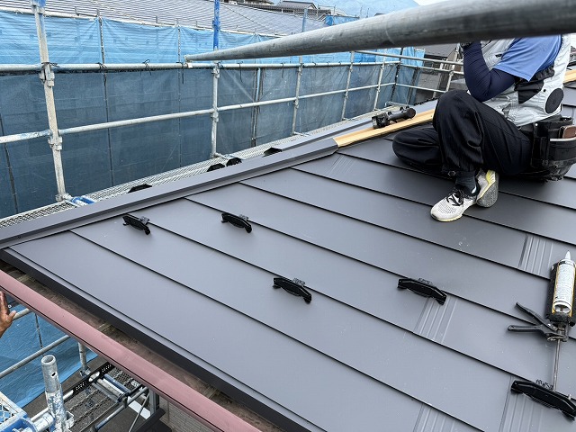 SGL鋼板による屋根カバー工事の隅棟への棟板金設置状況