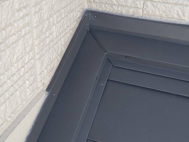下屋根と外壁との取り合い部に雨押え板金を設置した状況