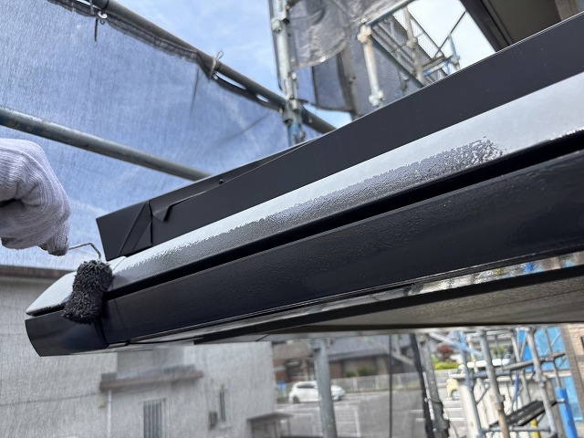 屋根カバー工事とまとめて行った雨樋塗装のローラー塗りの様子