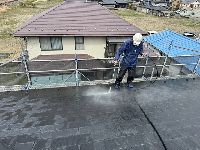 スレート屋根の軒先部分への高圧洗浄