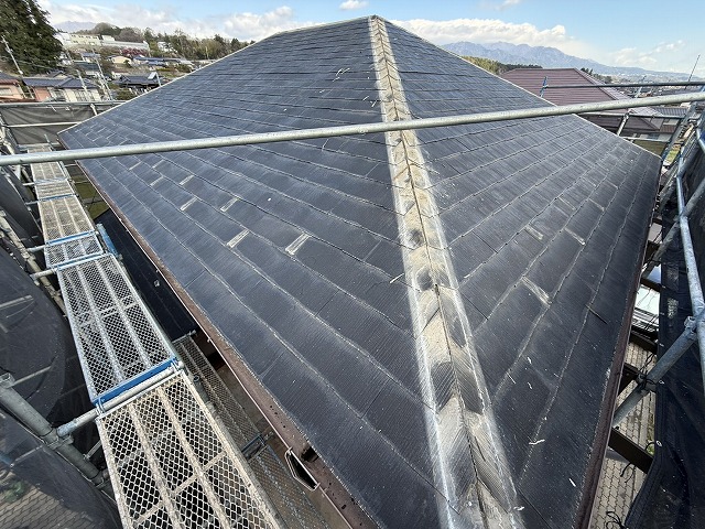 屋根カバー工法の雪止め金具の撤去状況