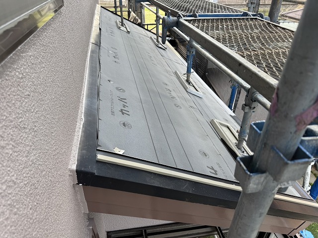 屋根カバー工事のケラバへの水切り役物取り付け状況