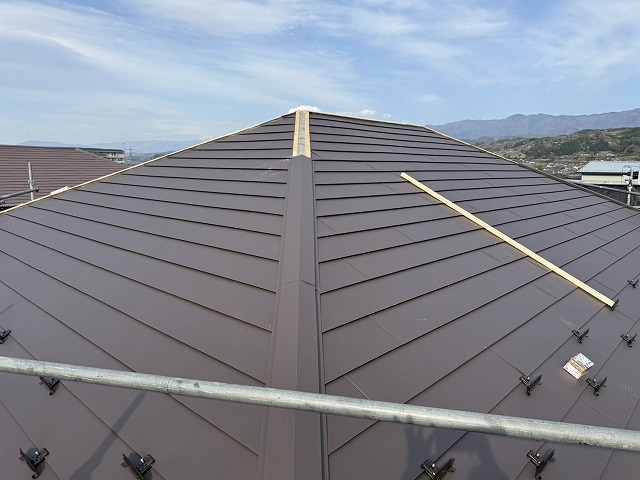 屋根カバー工事の隅棟への棟板金設置状況