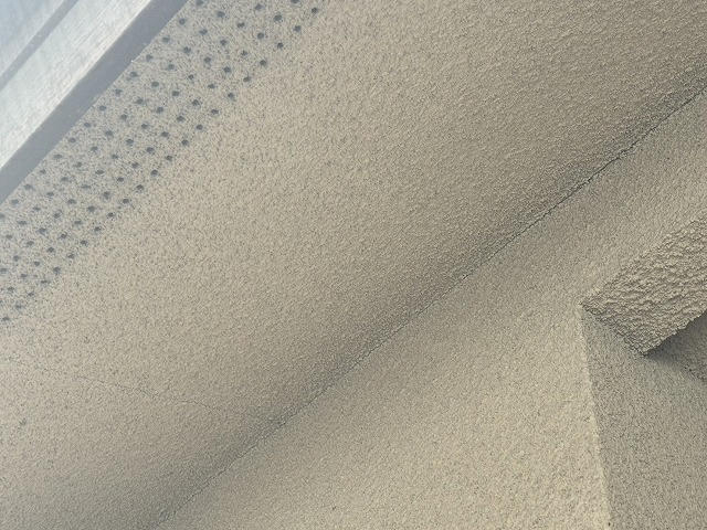 住宅の外壁調査でモルタル外壁のクラックの発生を確認