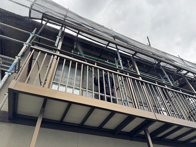 モルタル外壁塗装工事の軒天への高圧洗浄