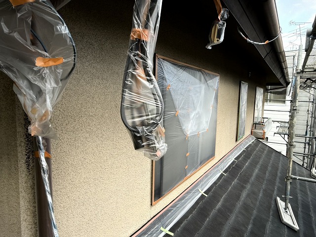 外壁塗装工事の電気配線や下屋根への養生作業