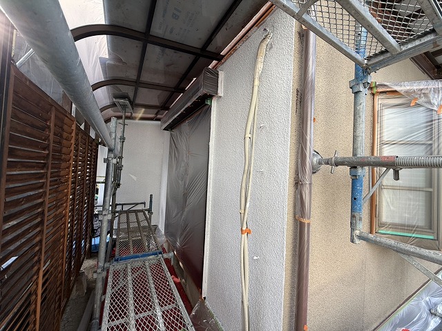 モルタル外壁塗装工事の2階部分への下塗りの様子