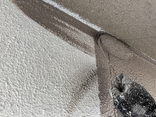 モルタル外壁塗装工事の「超低汚染リファイン1000Si-IR」による中塗り施工