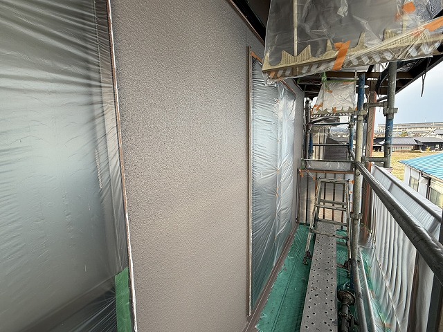 モルタル外壁塗装工事の「超低汚染リファイン1000Si-IR」による上塗り施工状況
