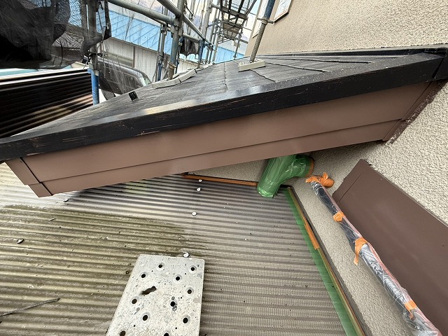 外壁塗装工事の破風板塗装の完了状況