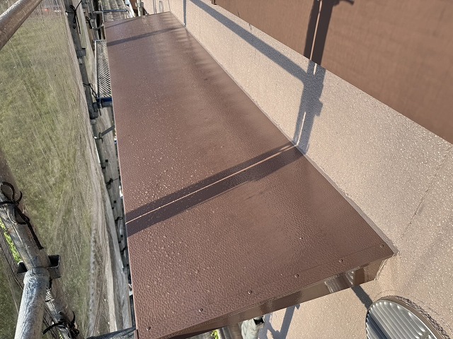 住宅外壁塗装工事の庇に対する塗装完了状況