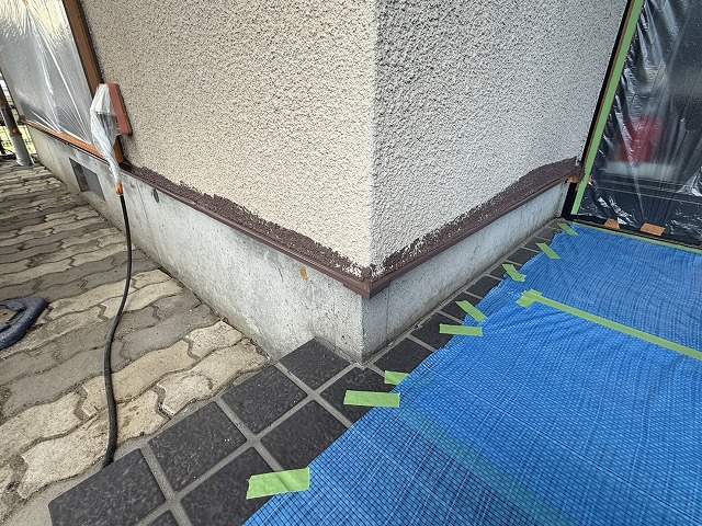 外壁塗装工事の土台水切りなどの屋外鉄部への塗装