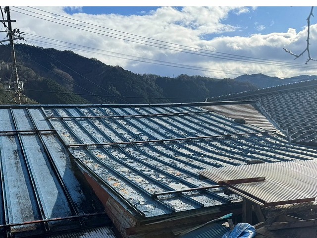 戸建て住宅の金属屋根調査で塗膜剥がれを確認