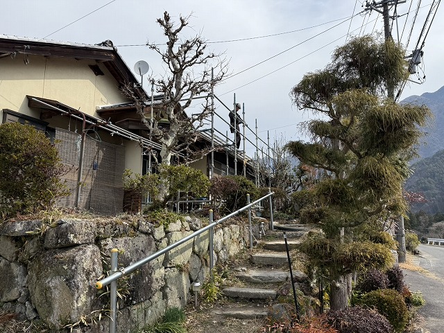 屋根カバー工事を行う住宅侵入口階段部分への仮設手すり設置状況
