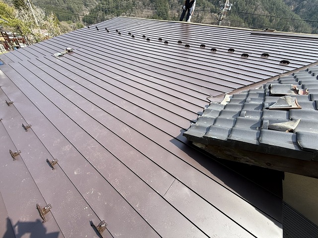 戸建て住宅の屋根カバー工事のガルバリウム鋼板屋根の施工
