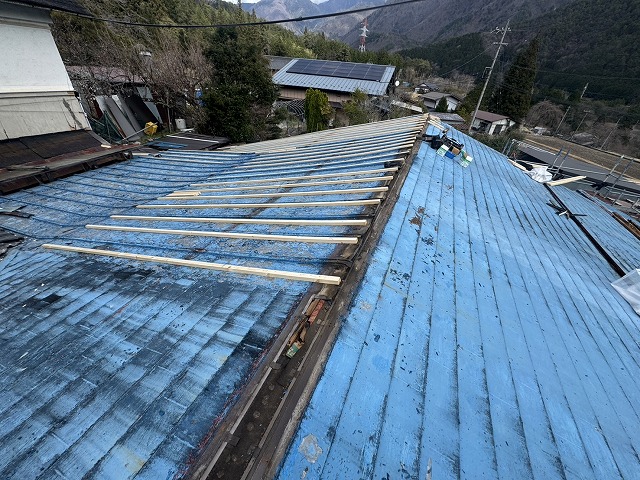 戸建て住宅屋根カバー工事の垂木下地組み状況