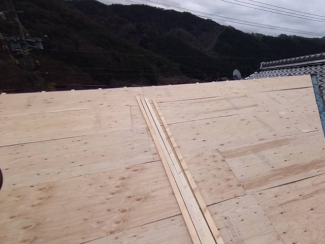 戸建て住宅屋根カバー工事の野地板設置が完了